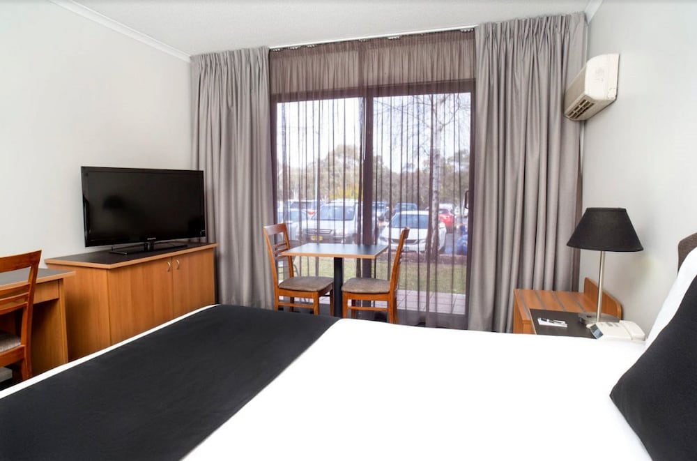 Alpha Hotel Canberra 15/41