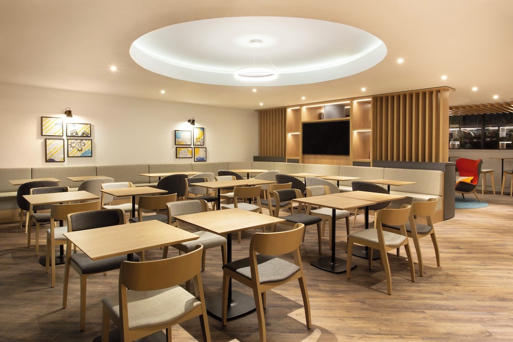 Holiday Inn Express Cheltenham 37/58