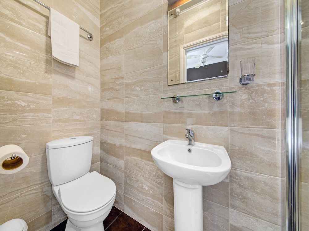 OYO Bostons Manor Hotel, Hanwell London 63/64