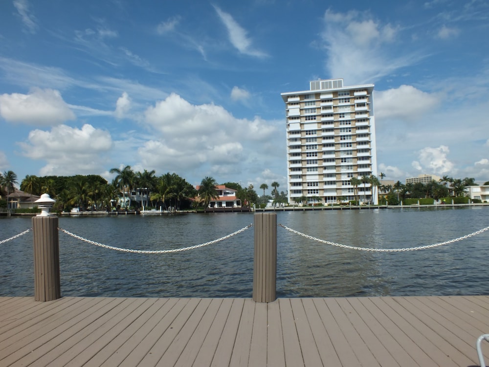 Holiday Isle Yacht Club 66/76