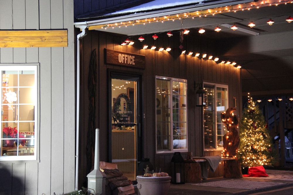 Chalet Motel Whitefish 1/64