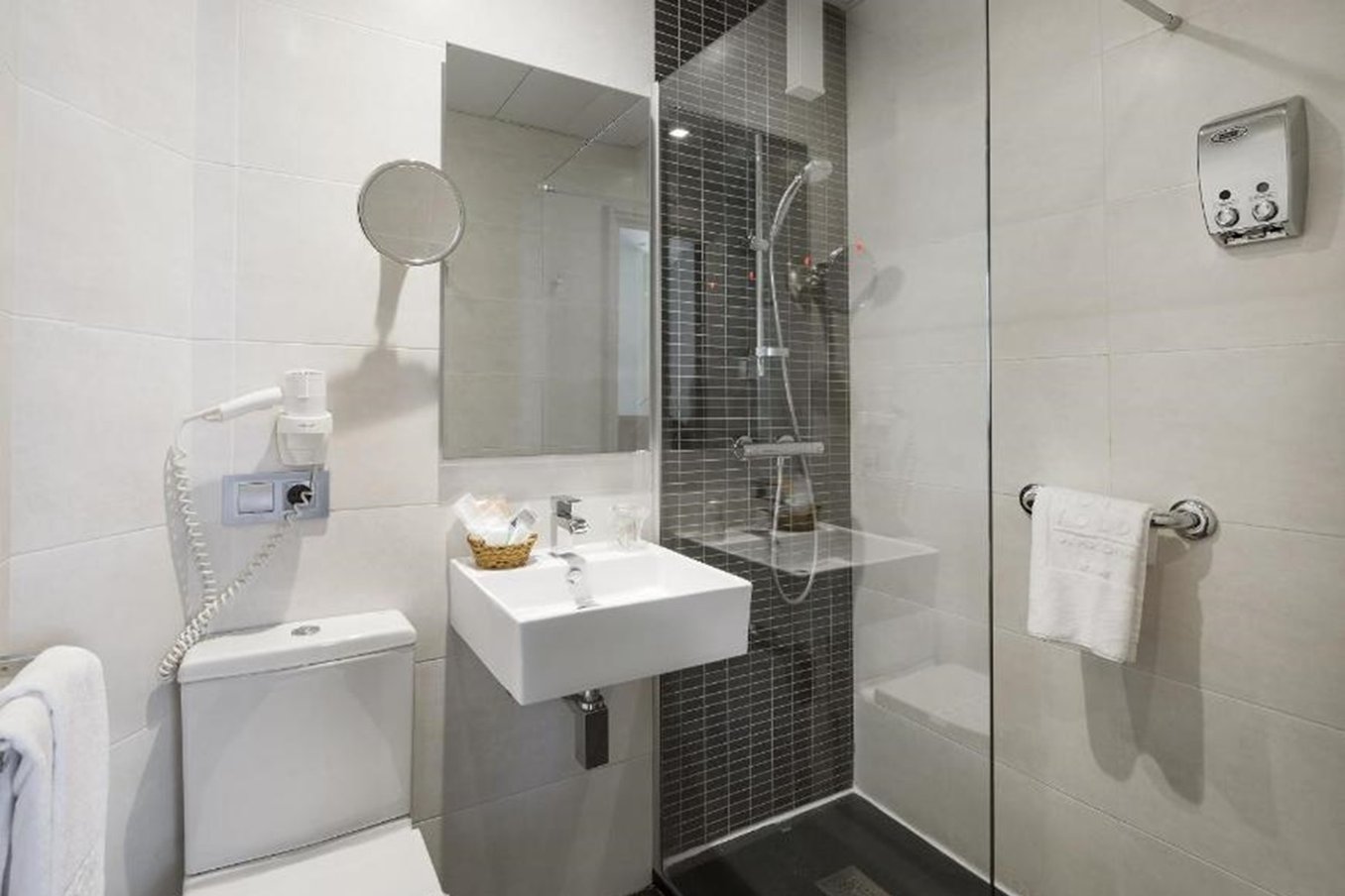 Yoldi Hotel 45/45