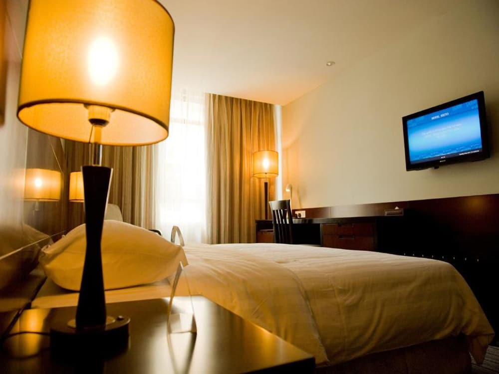 Hotel Sixty3 25/52