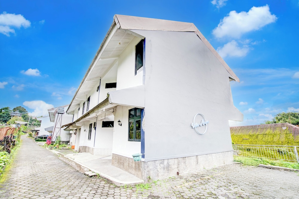 SPOT ON 3940 Villa Gunung Agape 4/20