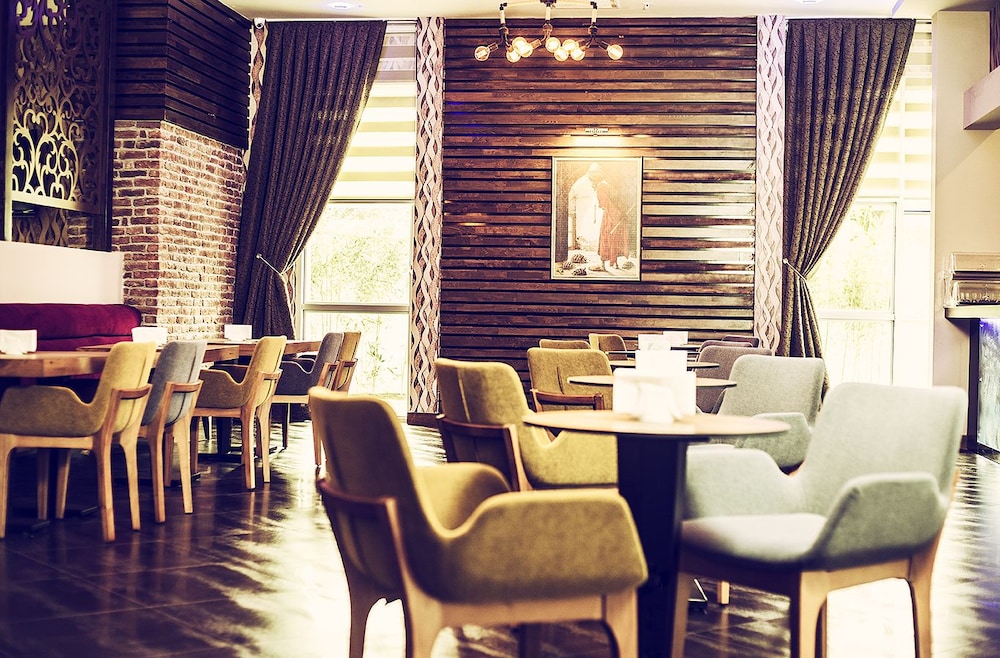 El Garden Hotel & Residence 31/33