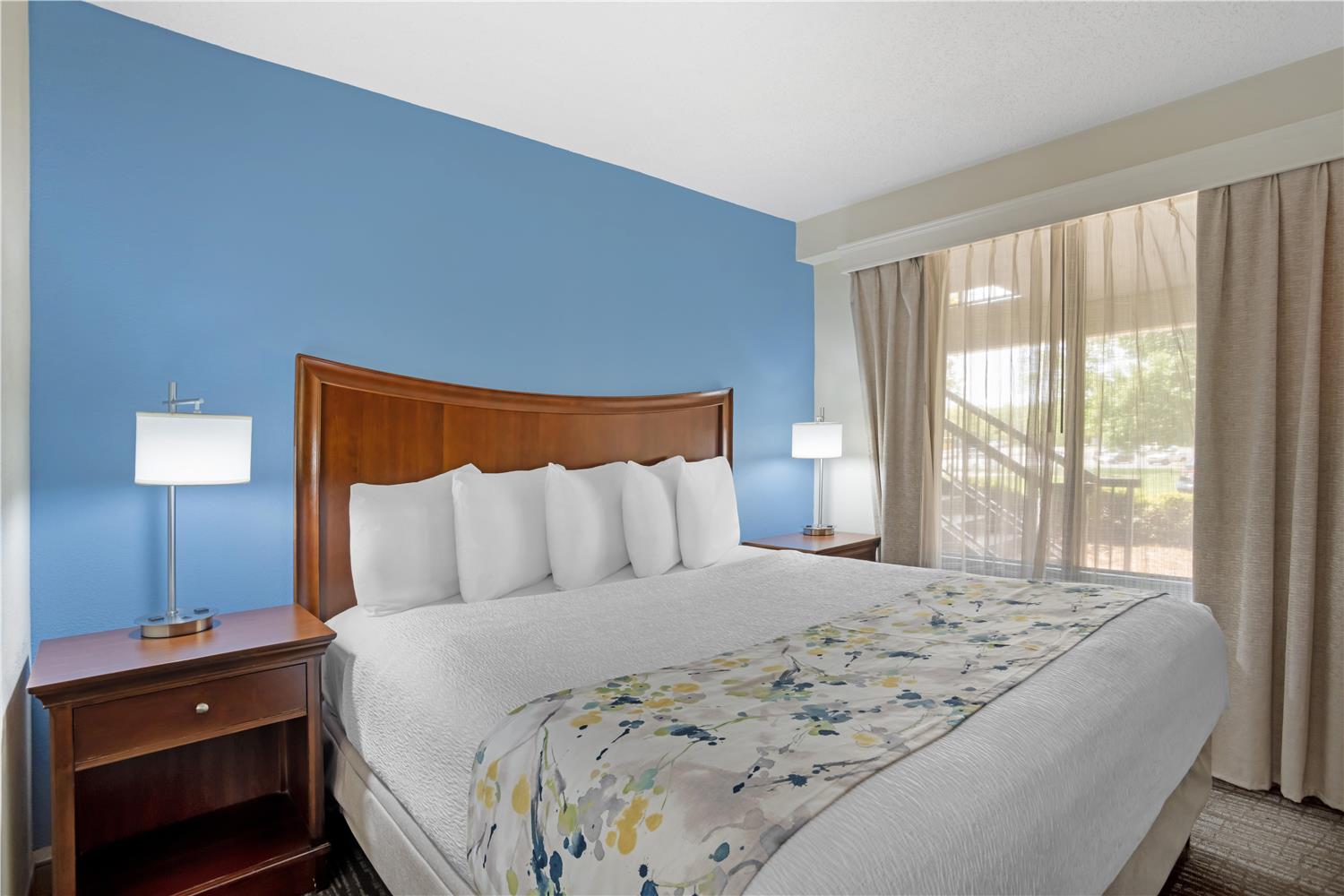 Mini, Suite, King Bed, Sofa