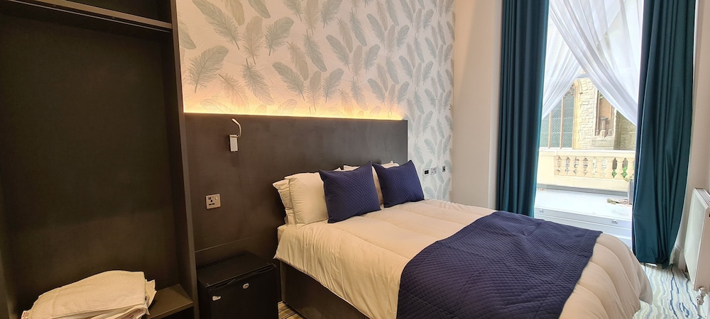 Commodore Hotel London 33/55
