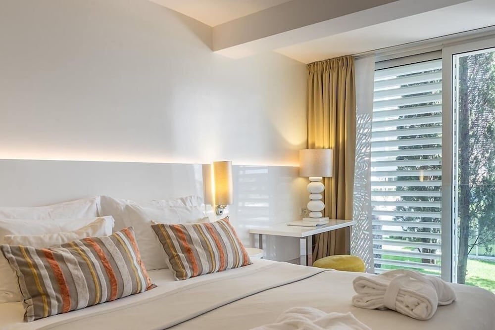 Connecting, 2 Double Beds, Park or Courtyard View, French Balcony