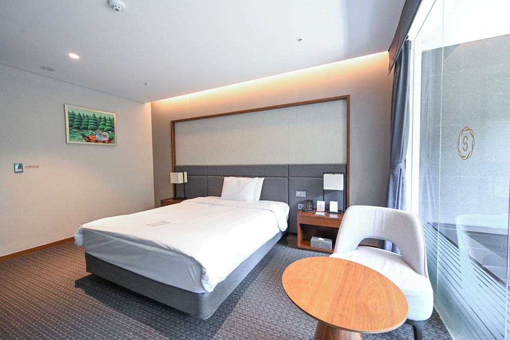 POOL, JUNIOR SUITE, DOUBLE BED, MOUNTAIN VIEW
