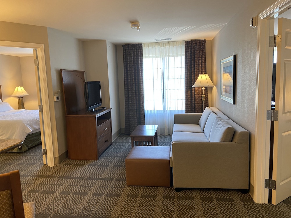 Staybridge Suites Milwaukee West-Oconomowoc 42/73