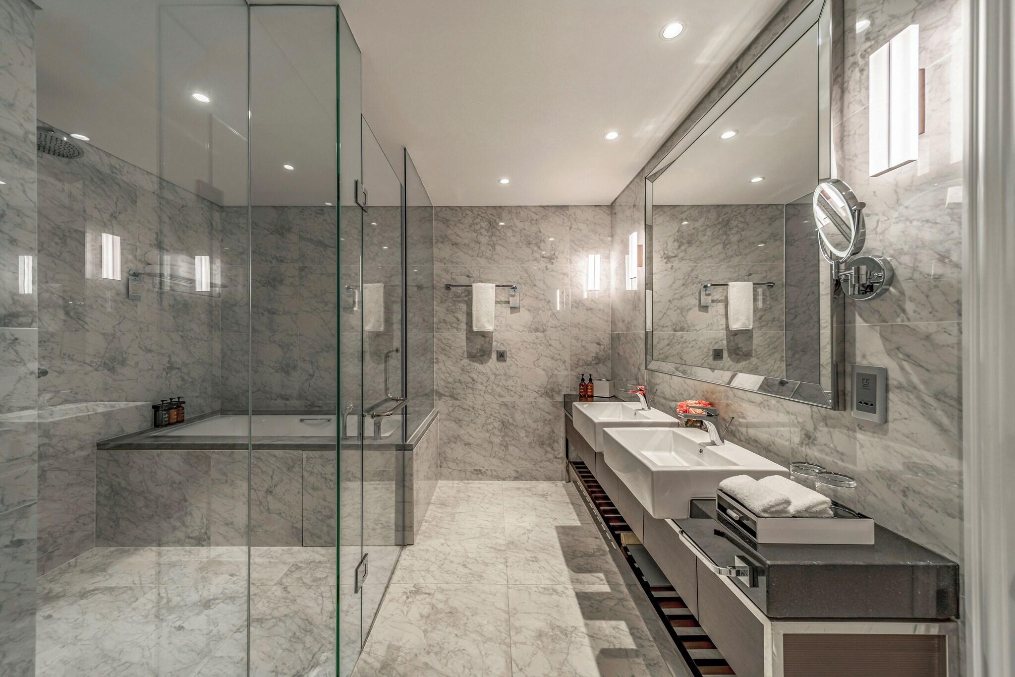 Premier, Suite, City View