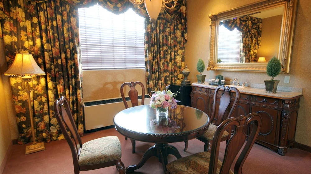 The Inn And Spa At East Wind 62/70