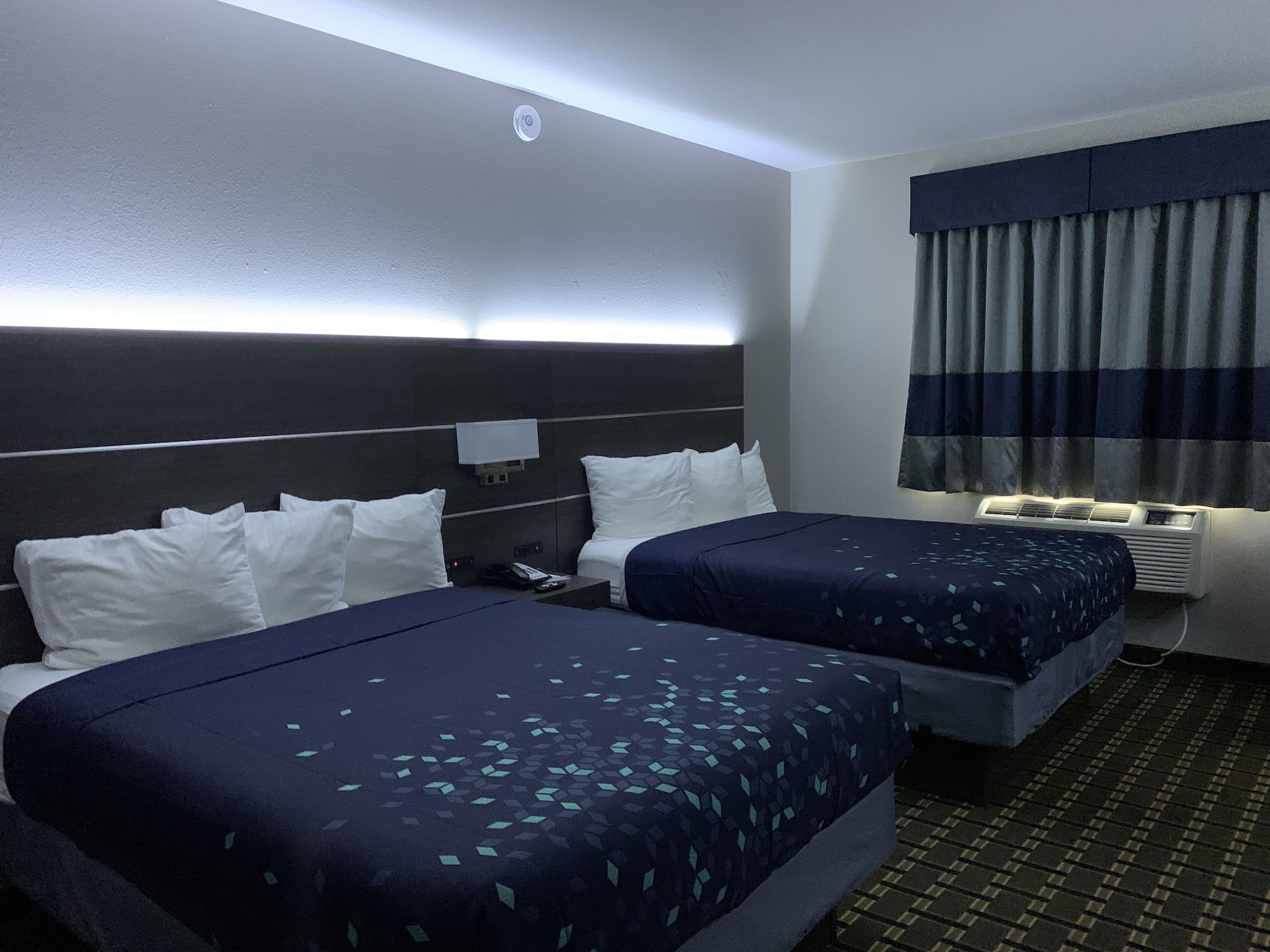 STANDARD, 2 QUEEN BEDS