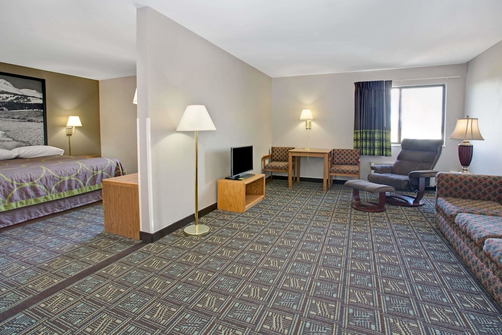 Super 8 by Wyndham Fort Collins 24/41
