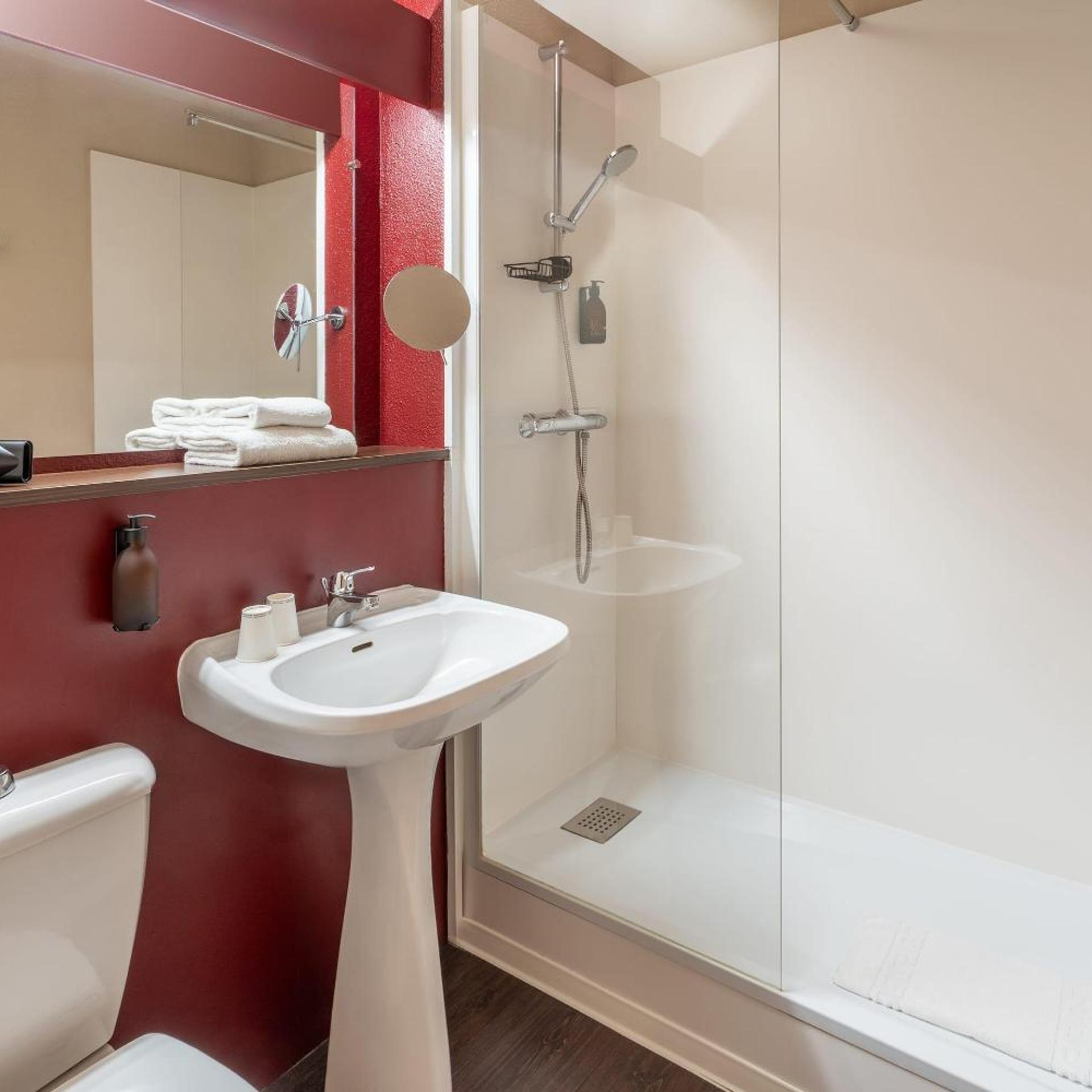 شقة بسريرين كوين بشرفة، Best Western Hotel du Phare 2/2