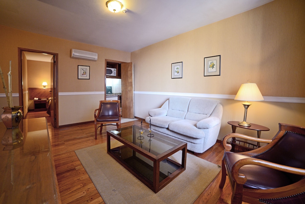 Premier Hill Suites 55/68