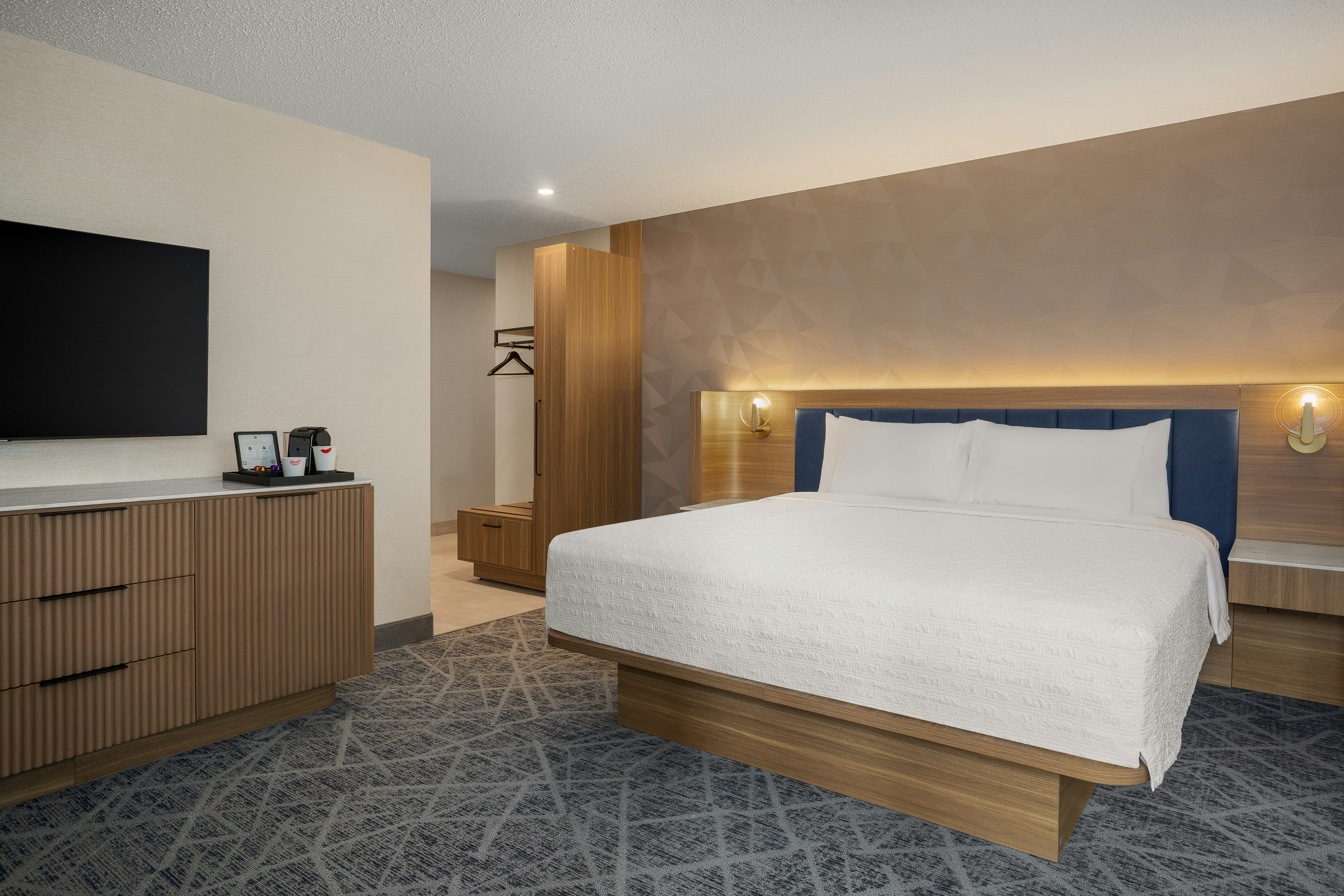 DELUXE, KING BED, SOFA, CORNER