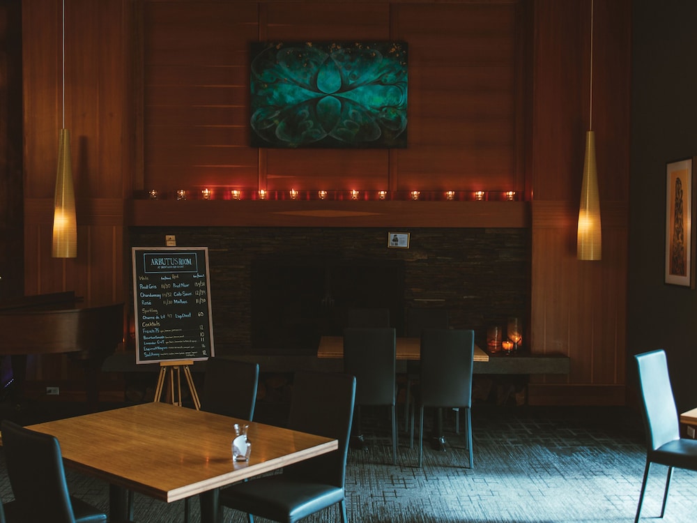 Brentwood Bay Lodge Spa 46/64