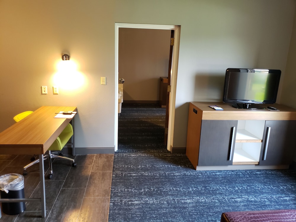 Hampton Inn Suites Newtown 36/57