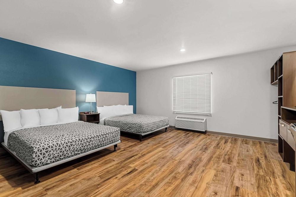 Room at WoodSpring Suites Corona, CORONA - CA