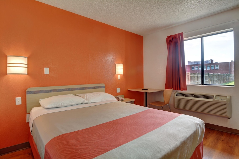 غرفة ديلوكس بسرير كوين، Motel6 Wethersfield, CT - Hartford 8/10