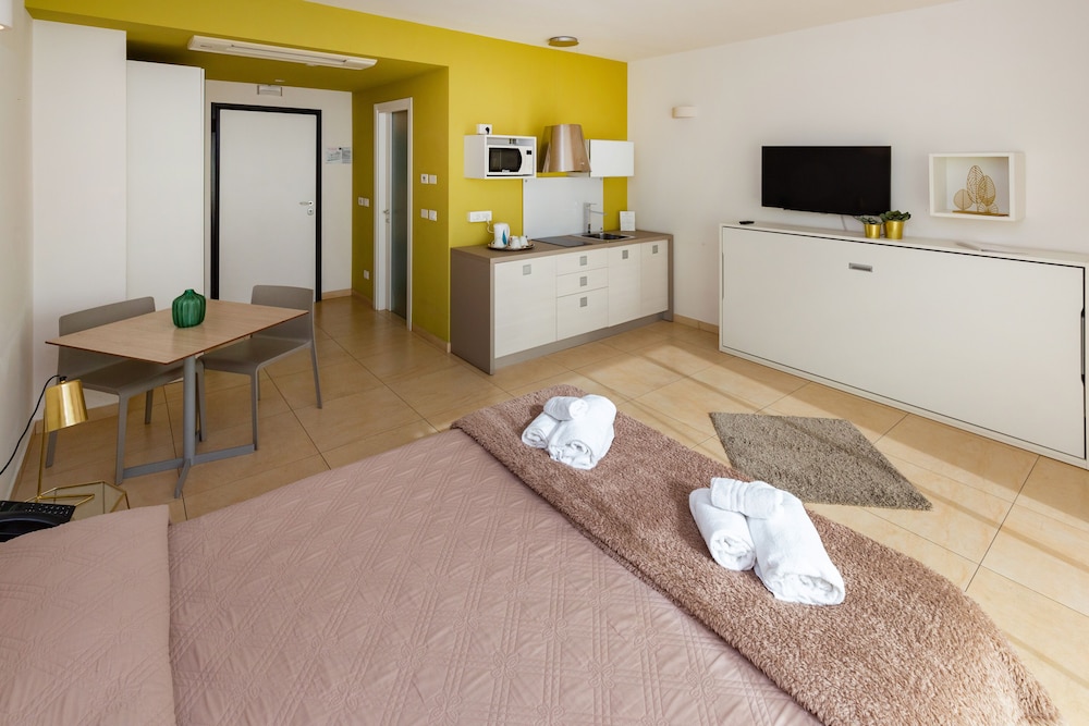 Zeus Residence Hotel 30/50