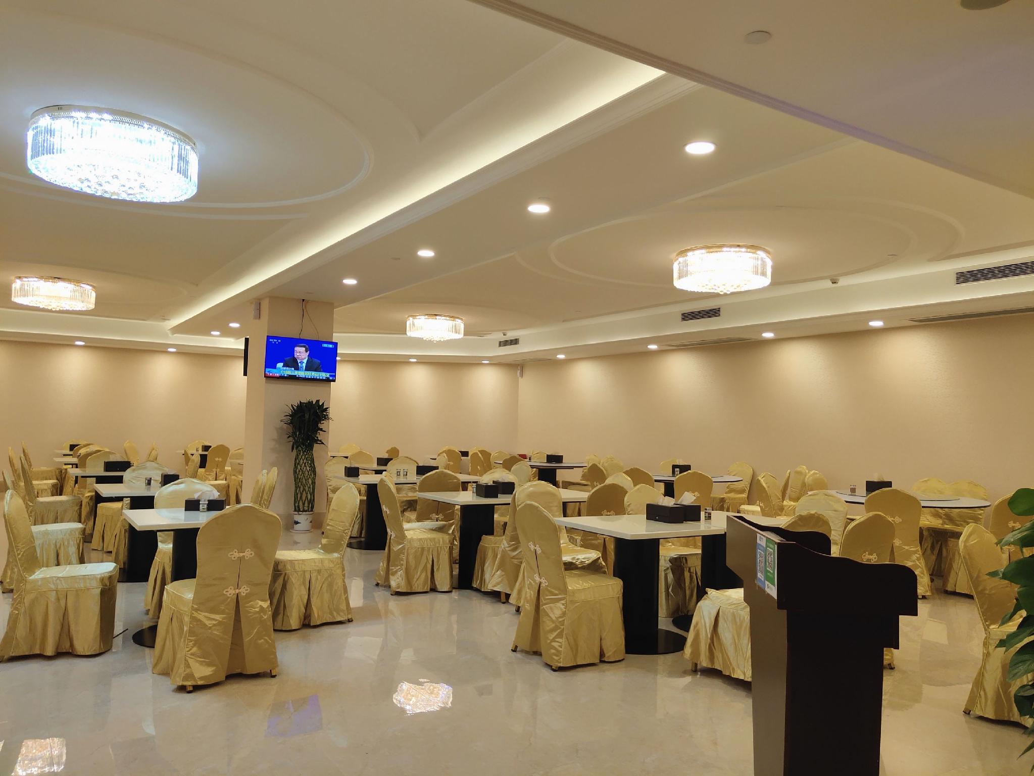Vienna Hotel (Guangzhou South Railway Station Hanxi Changlong Scenic Spot) 40/42