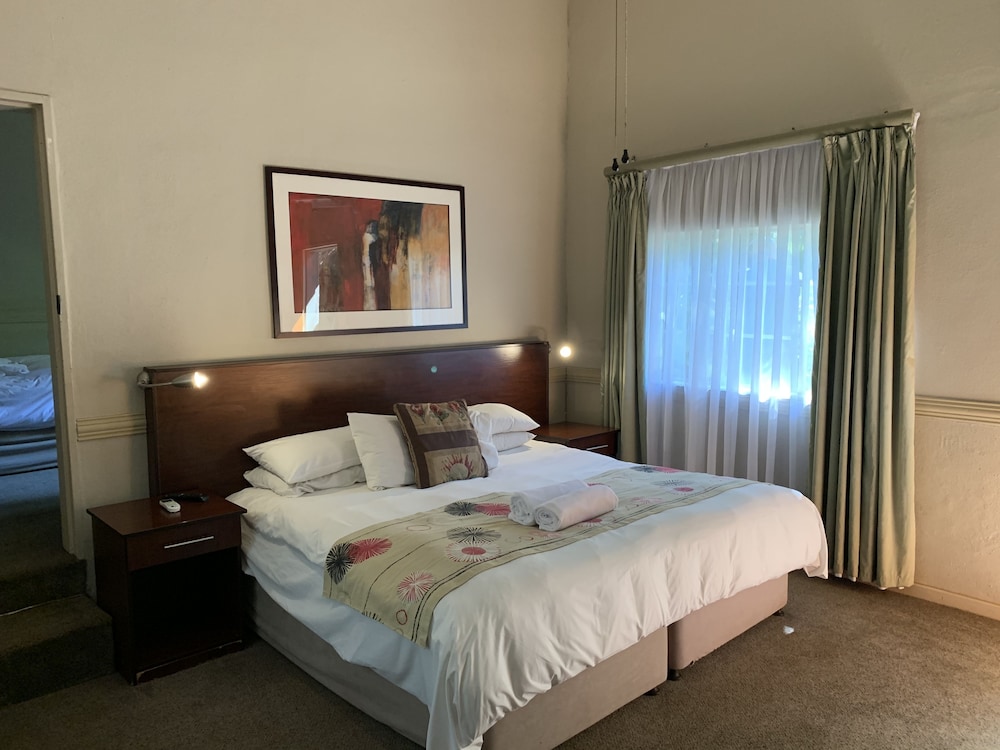 Shangri-La Country Hotel 14/50
