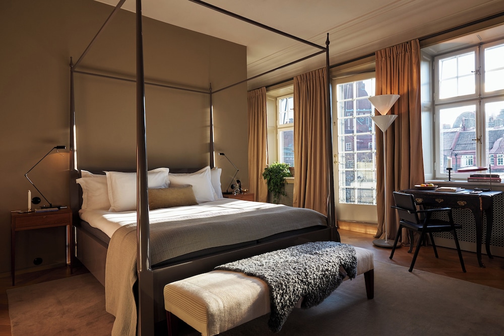 SUITE, KING BED, GARDEN VIEW