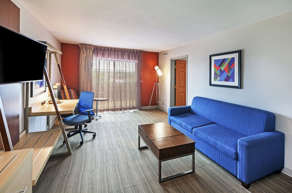 Holiday Inn Express Hotel Suites Jenks 45/72