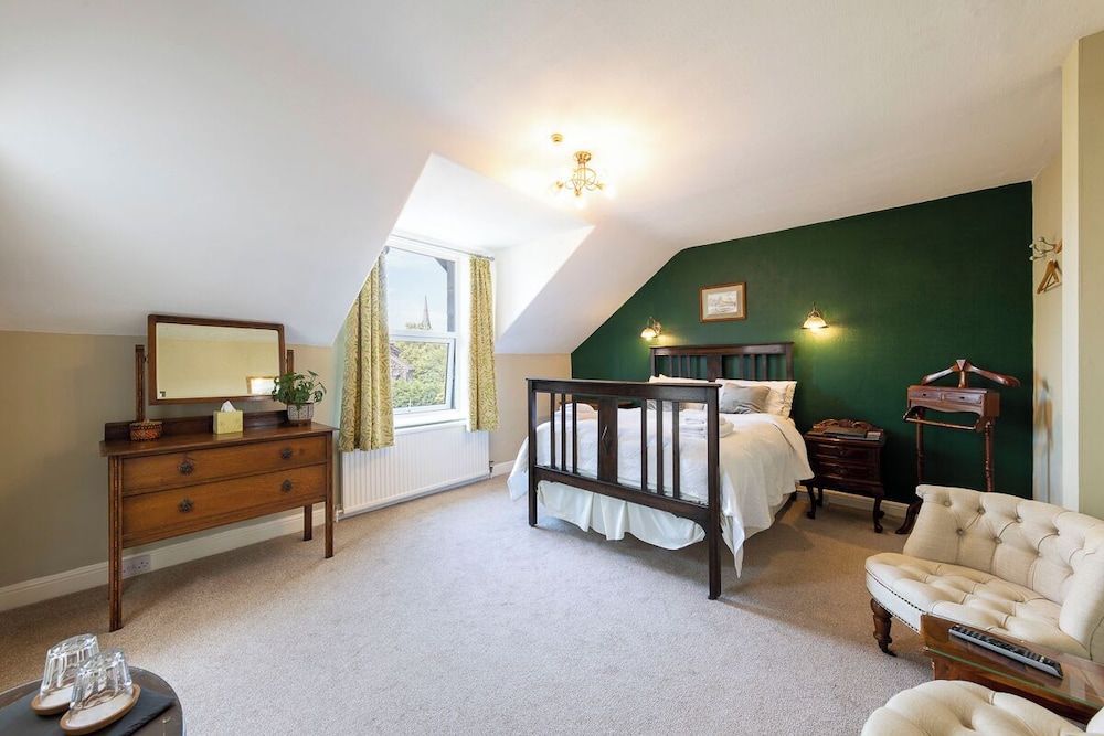 Wynnstay House 26/33