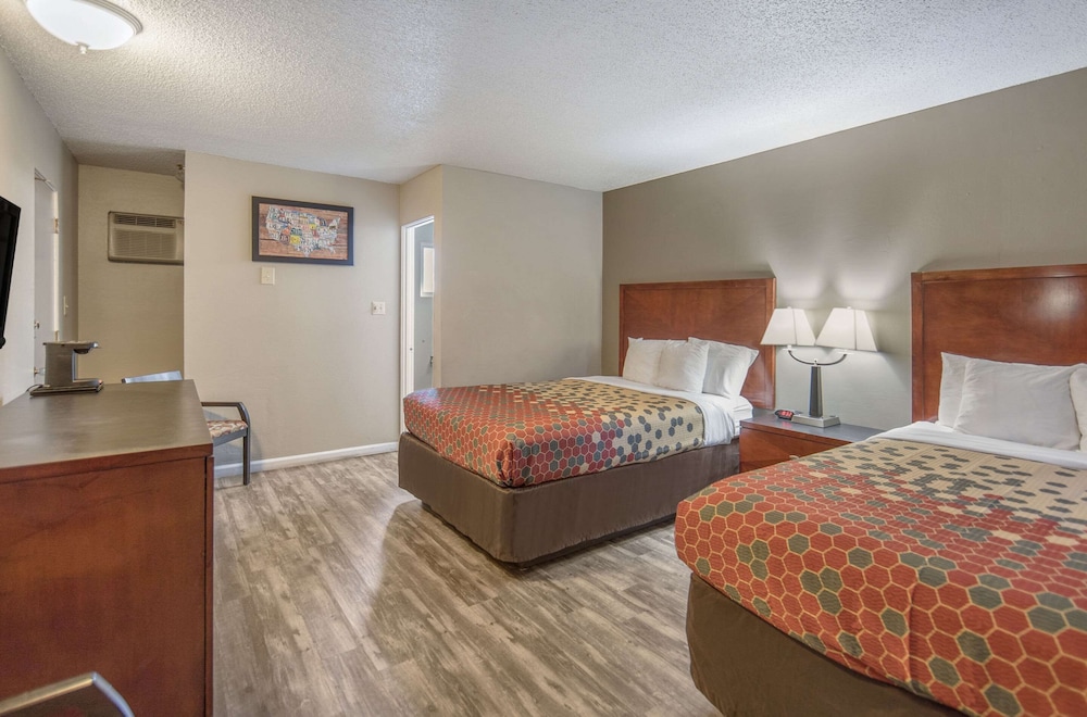 Econo Lodge Inn & Suites Yreka, CA 26/50