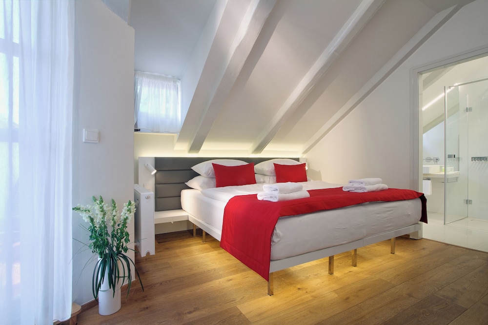 Deluxe, Queen Bed