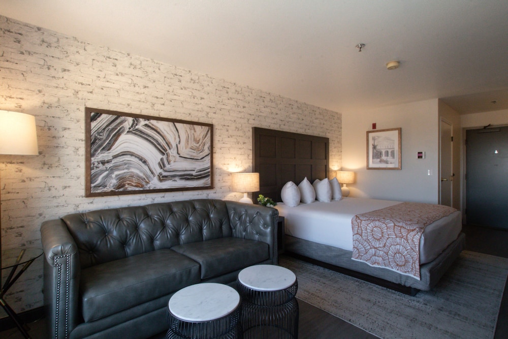 Oxford Suites Chico 34/56