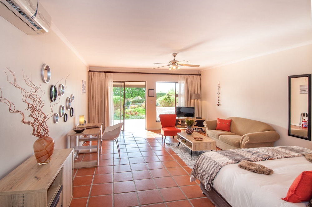 Superior, King Bed, Garden and Mountain View, Sofa