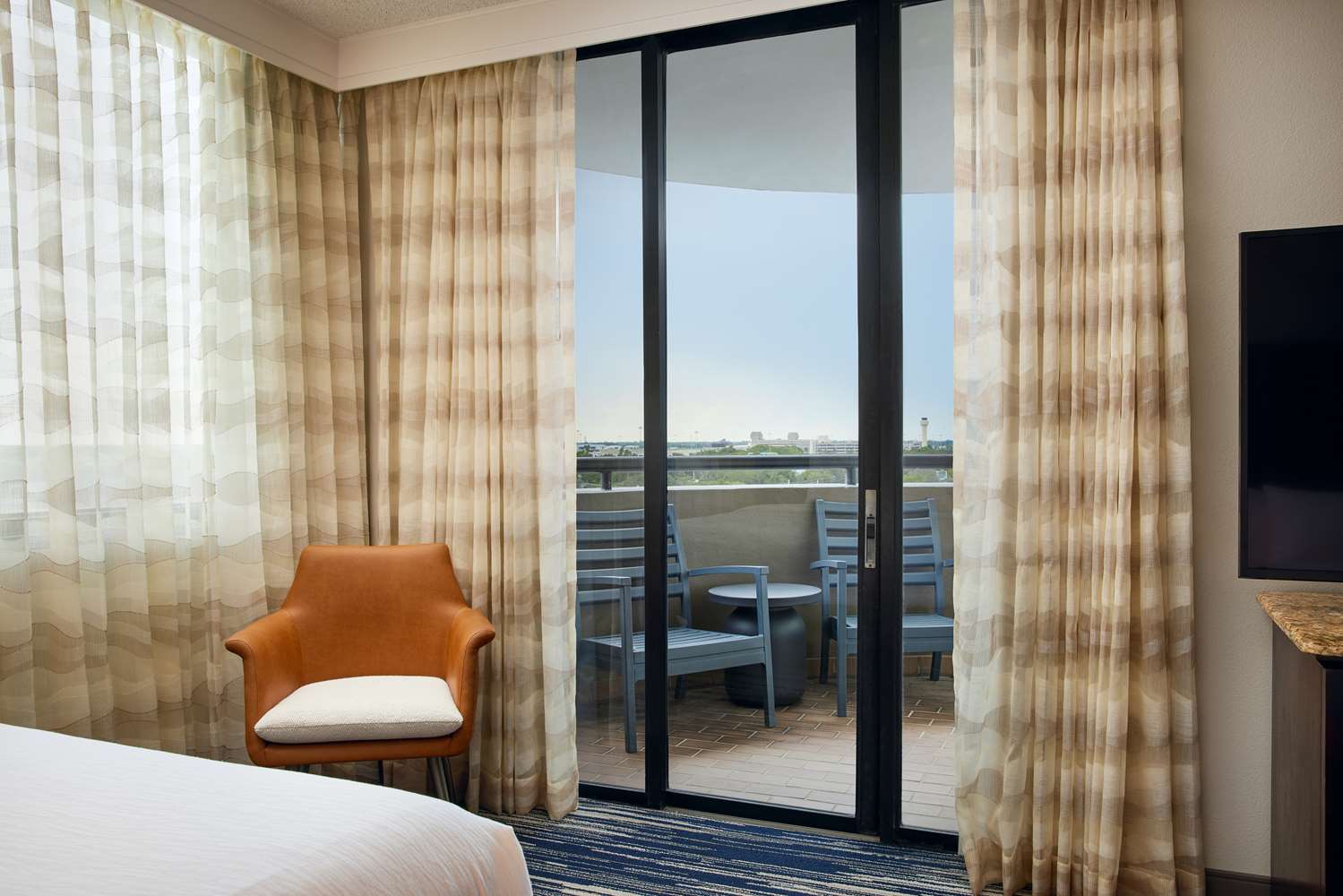 جناح ركني بسريرين كوين بشرفة بغرفتين مع أريكة، Embassy Suites by Hilton West Palm Beach Central 2/3