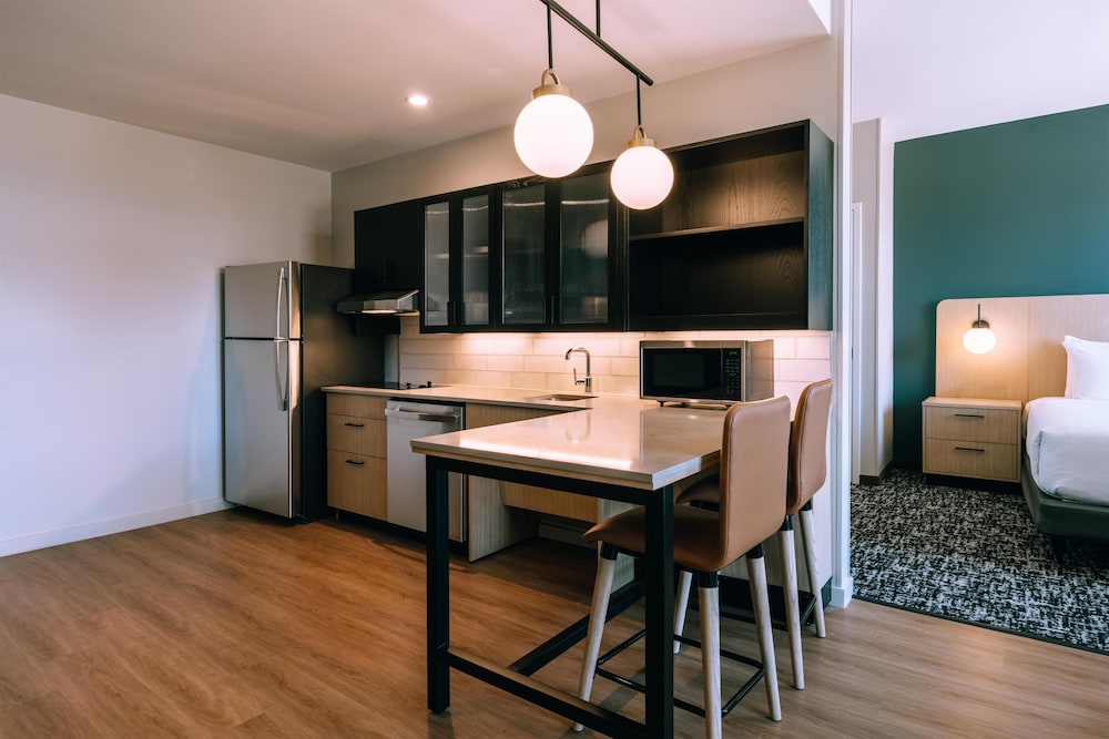 Hyatt House Ontario Airport 50/50