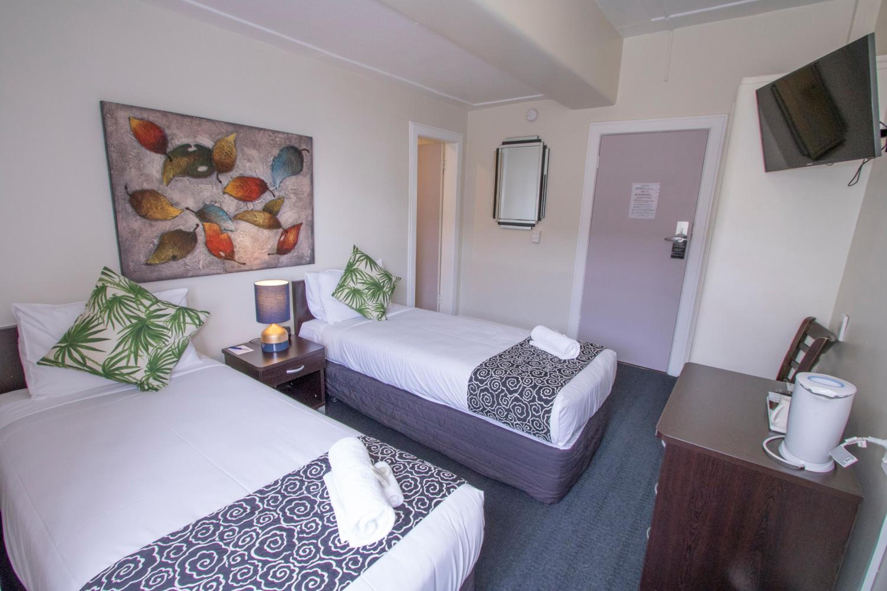 ROOM, DOUBLE OR TWIN BED
