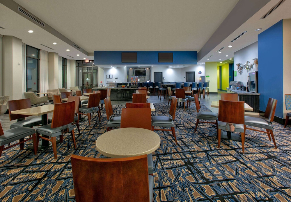 La Quinta Inn and Suites by Wyndham Lubbock Southwest 55/63