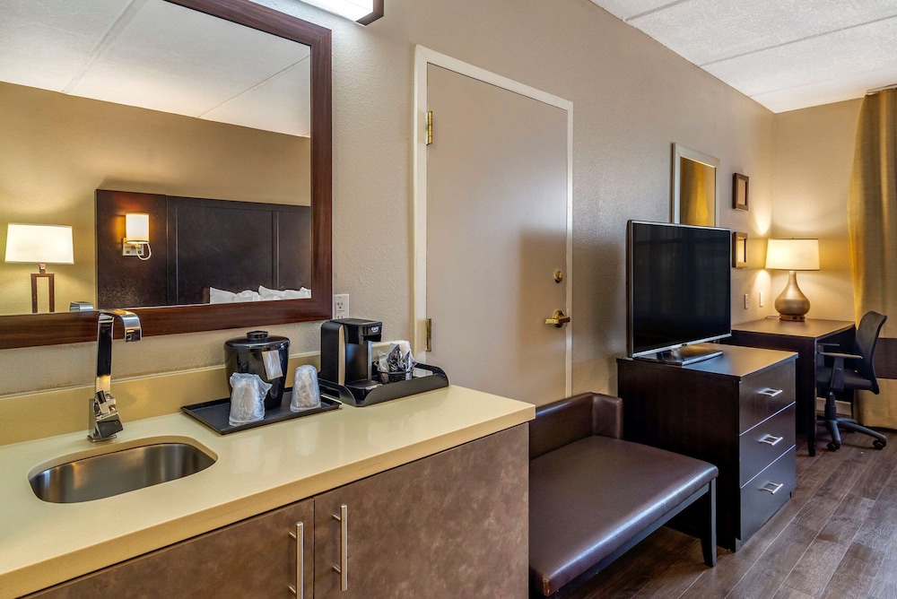 Comfort Inn & Suites Near Six Flags GA 29/38