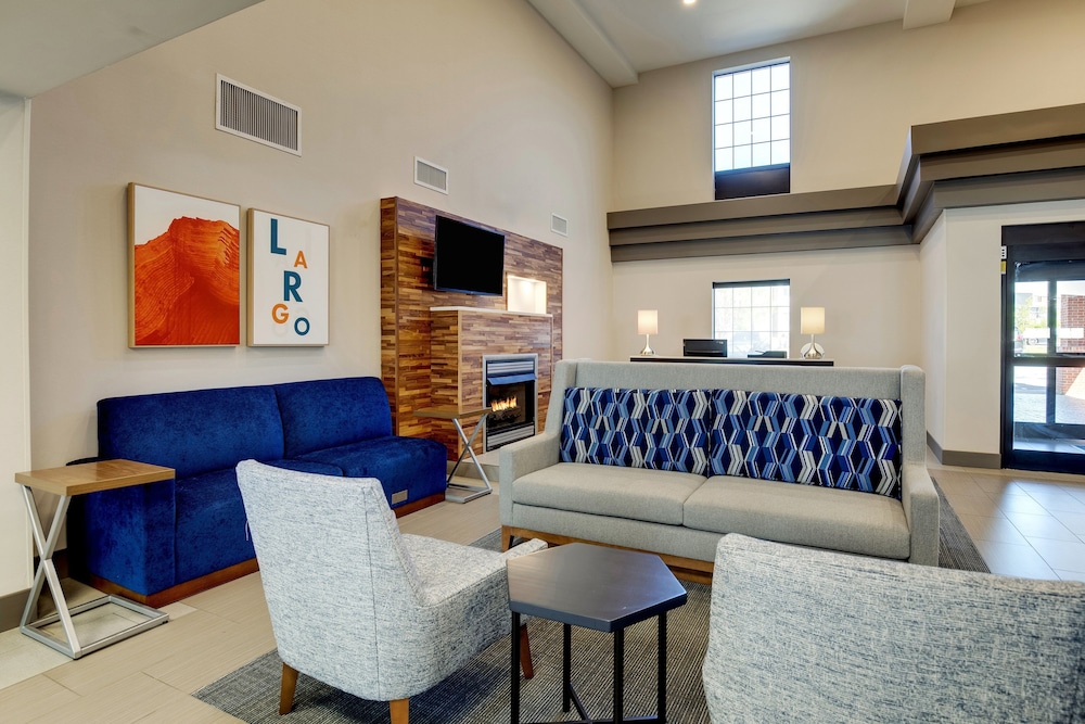 Holiday Inn Express & Suites I-95 Capitol Beltway-Largo 32/57