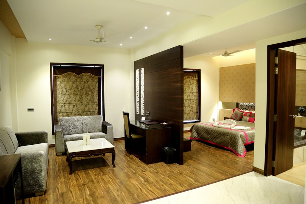 Hotel The Royal Bharti 18/38