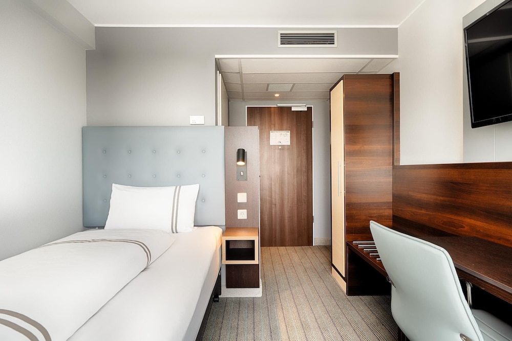 غرفة عائلية ثلاثية بسرير مزدوج وسرير فردي، Premier Inn Cologne City Centre hotel 2/5