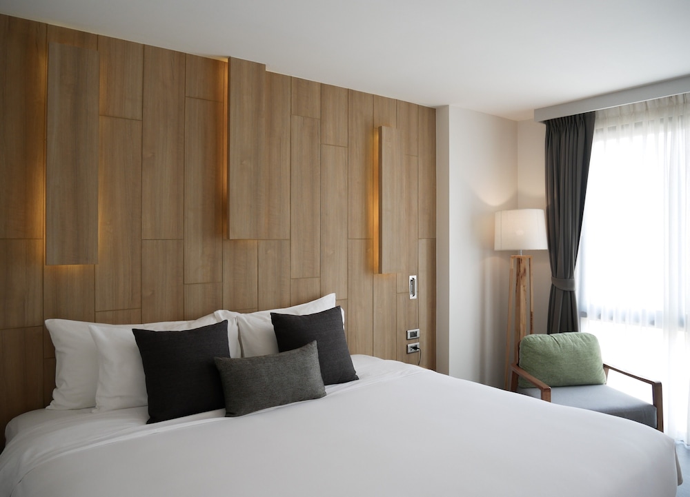 PREMIER, DOUBLE OR TWIN BED, CITY VIEW