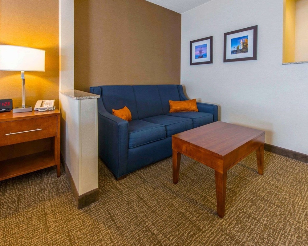 Comfort Inn & Suites Erie - Splash Harbor Indoor Waterpark 34/55