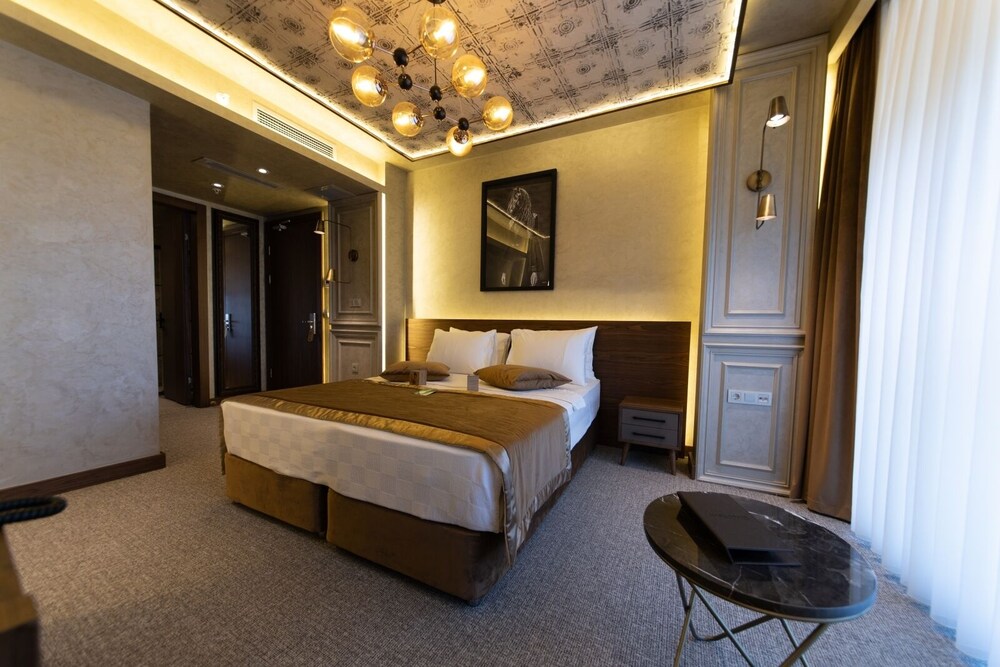 Tonight Hotel Port 5/44