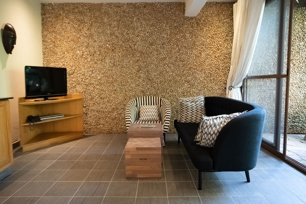 Le Petit Village Hotel 40/50