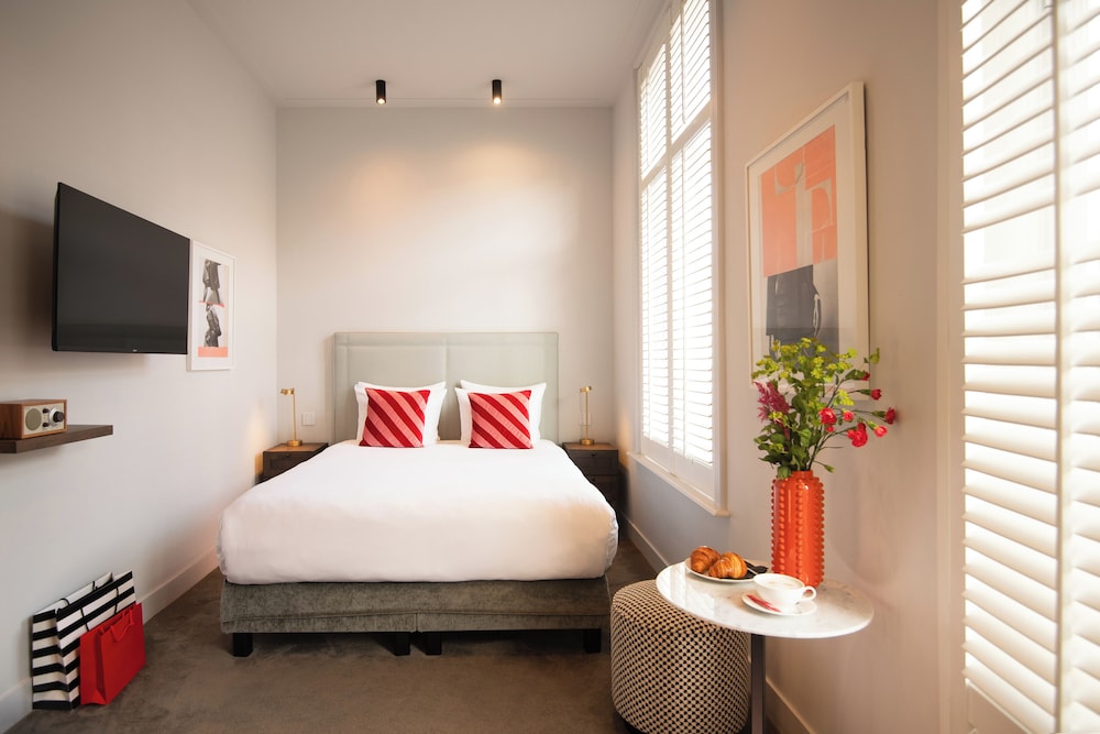 Deluxe, Queen Bed, Garden View