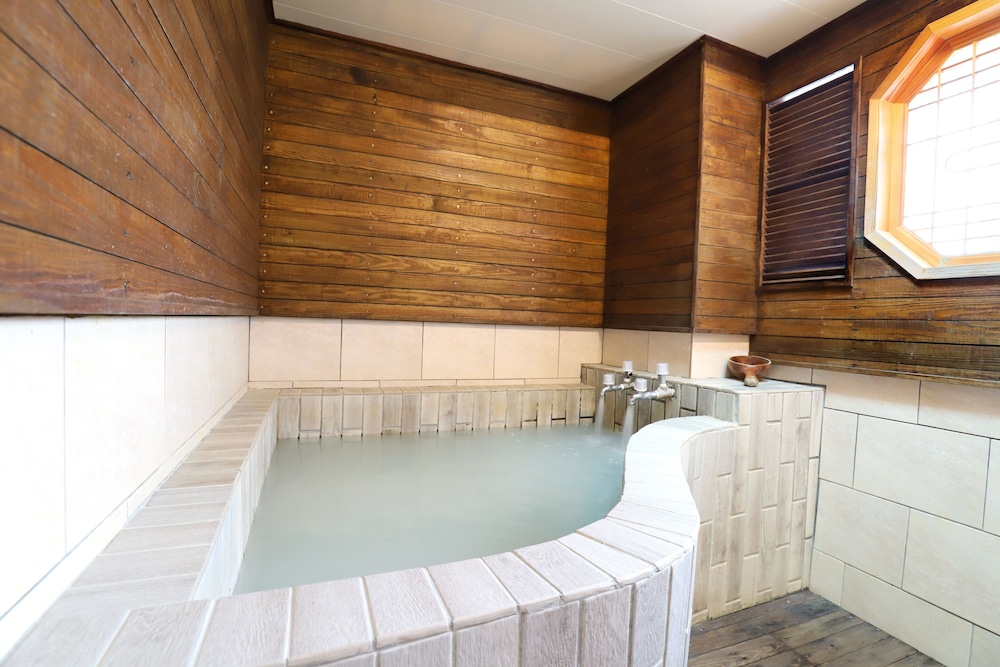 Phoenix Pavilion Hot Spring Hotel 55/65