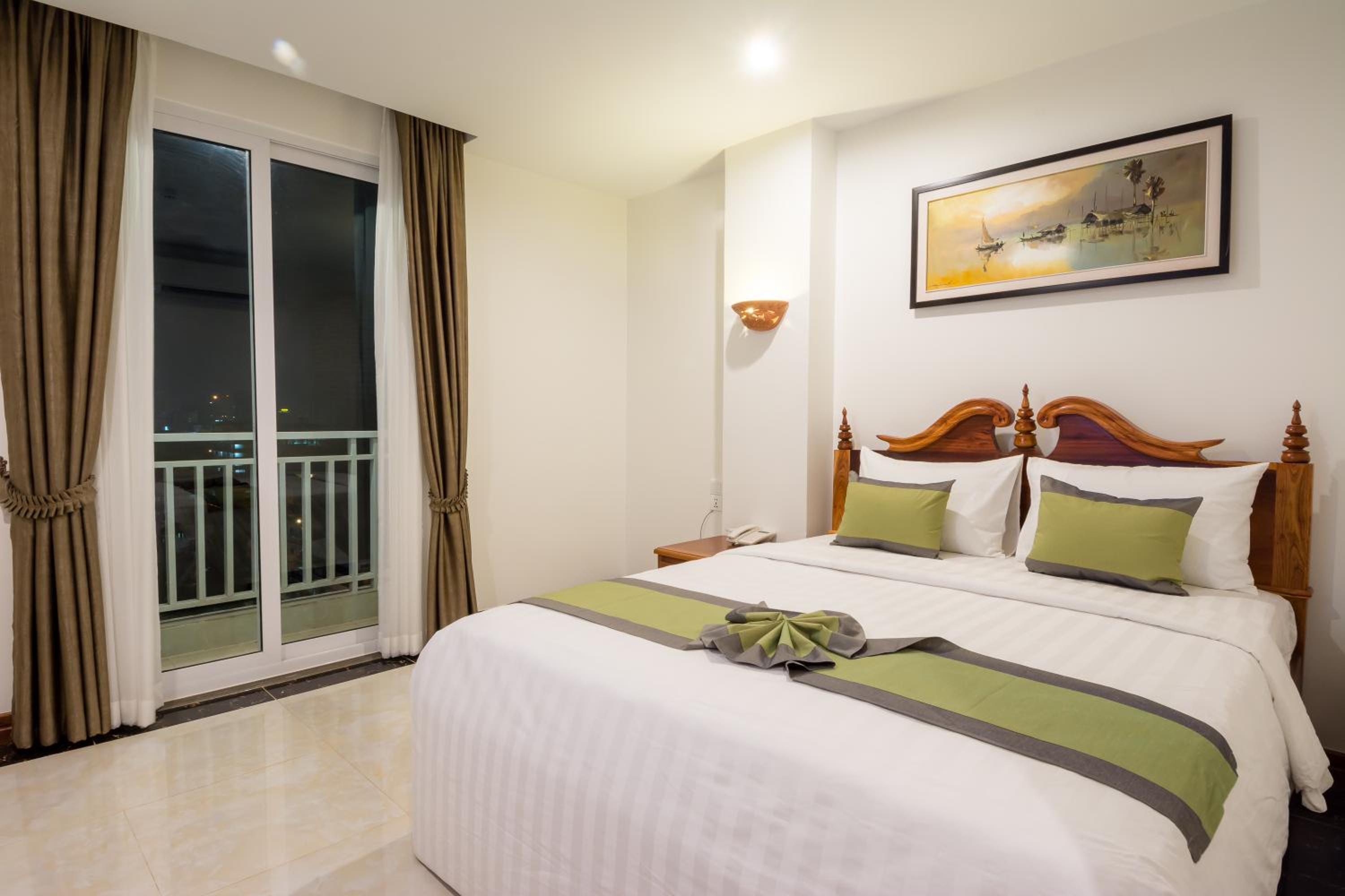 Superior, Double Bed, City View